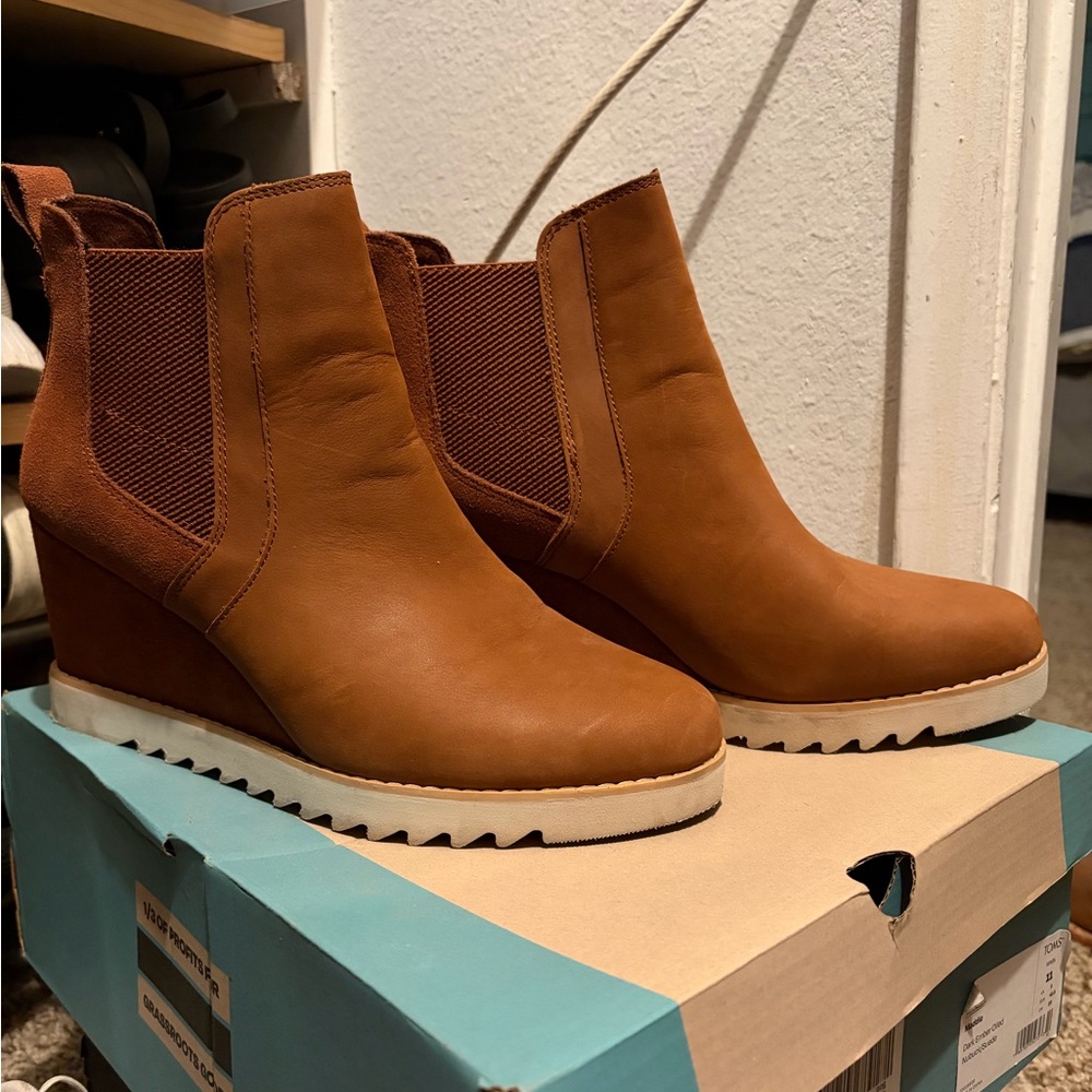 Toms Maddie Dark Ember Oiled
Nubuck/Suede Women’s Tan Wedge Chelsea Ankle Boots